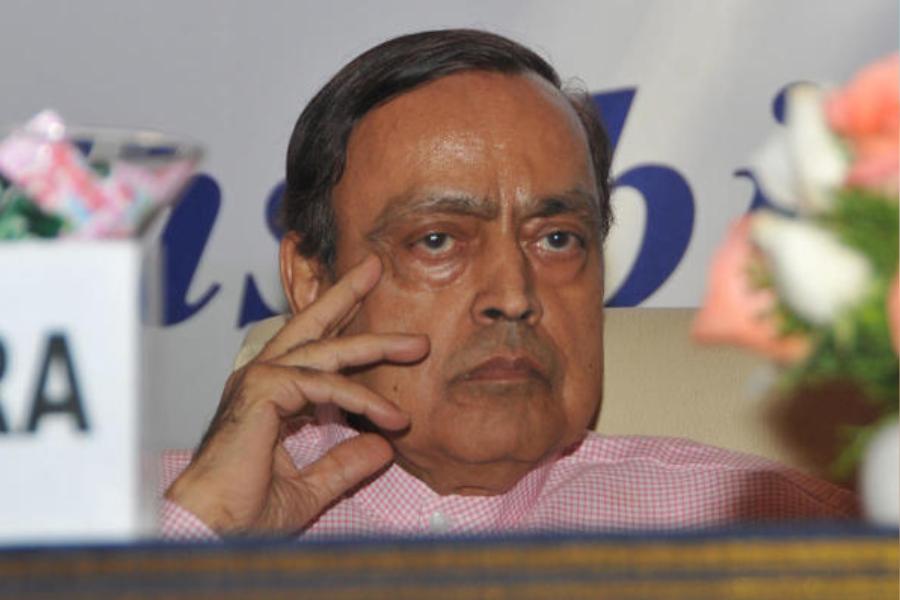 মুম্বই দক্ষিণ লোকসভা কেন্দ্র থেকে এক সময় টানা জিততেন মিলিন্দের বাবা মুরলী। বাবার মৃত্যুর পর ছেলে মিলিন্দও বেশ কয়েক বার ওই লোকসভা কেন্দ্র থেকে সাংসদ হন। 