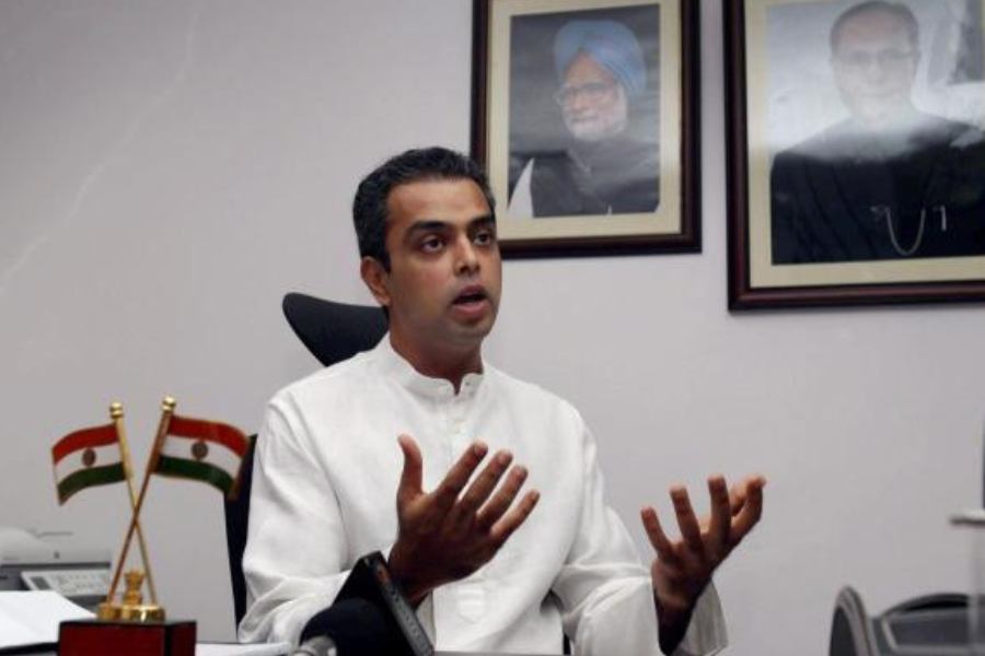 এই প্রেক্ষিতে আগামী লোকসভায় মুম্বই দক্ষিণ আসনে মিলিন্দ কি আদৌ টিকিট পাবেন? তা নিয়ে সংশয় ছিল খোদ দেওরার মনেও। মনে করা হচ্ছে, সেই পাটিগাণিতিক হিসাবনিকাশ করেই দলবদলের কথা ঘোষণা করলেন মিলিন্দ। 