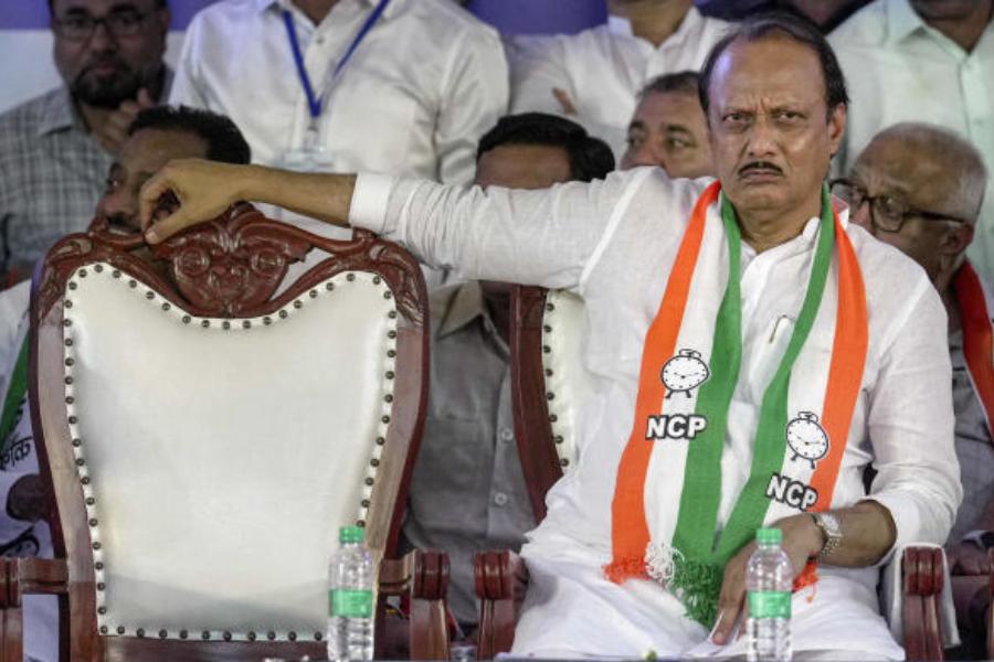 সেই সময় মনে করা হয়েছিল, তিনি এনসিপির অজিত পওয়ার গোষ্ঠীতে যোগ দিতে পারেন। কিন্তু তা হয়নি। 