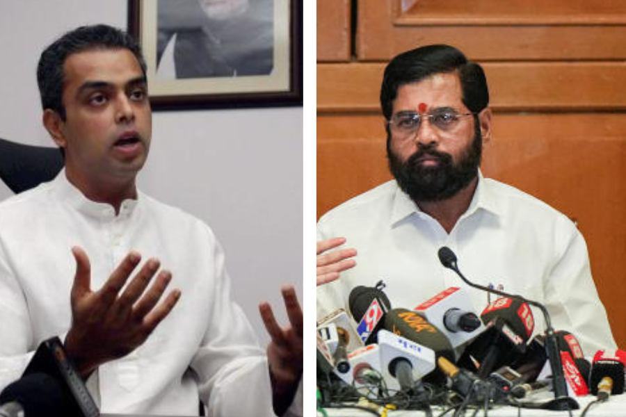 শোনা যাচ্ছিল খুব শীঘ্রই শিণ্ডে গোষ্ঠীতে আনুষ্ঠানিক ভাবে শামিল হতে পারেন দেওরা। তাই হল। শিণ্ডের সঙ্গে সুইৎজ়ারল্যান্ডের দাভোসে বিশ্ব অর্থনৈতিক ফোরামের মঞ্চেও হাজির থাকার কথা মিলিন্দের।