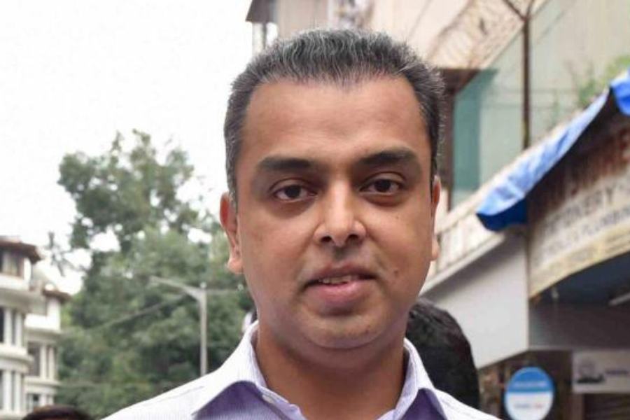 কংগ্রেস ছাড়লেন প্রাক্তন কেন্দ্রীয় মন্ত্রী তথা মুম্বইয়ের প্রাক্তন সংসদ। দল ছাড়ার কথা পোস্ট করলেন এক্স মাধ্যমে। বিষয়টি নিয়ে ‘ভারত জোড়ো ন্যায় যাত্রা’ শুরুর আগে রাহুল গান্ধীকে কটাক্ষও করল বিজেপি।