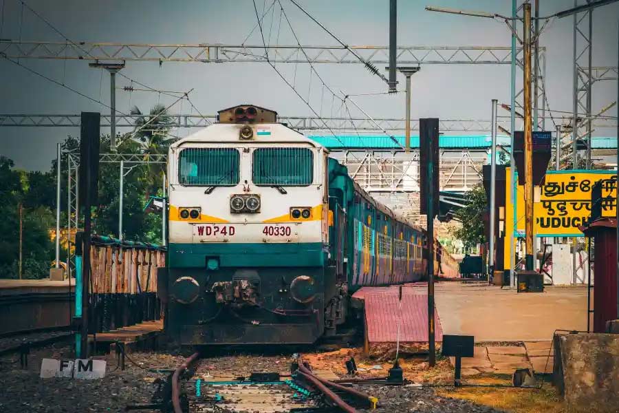 কখনও কোনও স্থানের নামে, কখনও বা বিশেষ কোনও ঐতিহাসিক সৌধের নামে, কখনও বা সাহিত্য থেকে ভারতীয় রেলের বিভিন্ন বিভাগের ট্রেনগুলির নামকরণ হয়েছে। এখানে তেমনই কিছু কৌতূহলোদ্দীপক ট্রেন-নামের কথা বলা হল। সেই সঙ্গে রইল নামকরণের প্রেক্ষিত বা সেই সব নামের নেপথ্যে থাকা গল্পগুলিও।