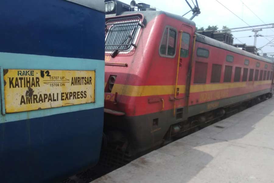 আম্রপালি এক্সপ্রেস— বিহারের কাটিহার থেকে পঞ্জাবের অমৃতসর পর্যন্ত চলাচল করে এই ট্রেন। এই ট্রেনের নামকরণের নেপথ্যে রয়েছে খ্রিস্টপূর্ব পঞ্চম শতকের বৈশালী জনপদের নগরবধূ আম্রপালির নাম। আম্রপালির জন্ম হয়েছিল বৈশালীর এক আম্রকাননে। তিনি বুদ্ধের শিষ্যত্ব গ্রহণ করেন। বৌদ্ধ সাহিত্যে আম্রপালির বিশেষ উল্লেখ রয়েছে। জানা যায়, অসামান্যা সুন্দরী এই নারী বুদ্ধদেবকে তাঁর আম্রকানন দান করেন। তিনিও নগরবধূর জীবন ত্যাগ করে বুদ্ধ, ধম্ম ও সংঘের শরণ নেন। আজকের মানচিত্র দেখলে বোঝা যায়, আম্রপালি বিহারেরই ভূমিকন্যা ছিলেন। তাঁর নামানুসারেই এই ট্রেনের নামকরণ।