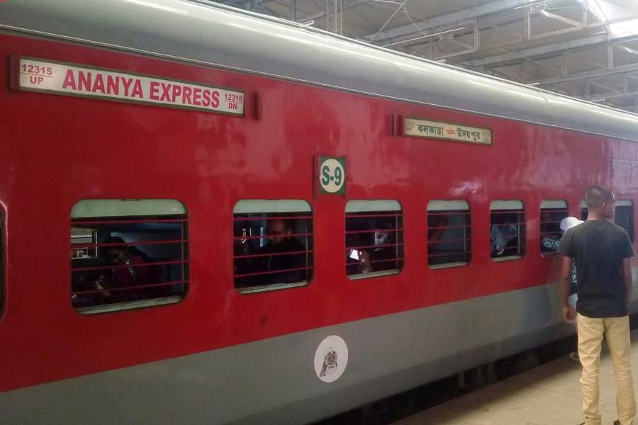 অনন্যা এক্সপ্রেস— পাশ্চিমবঙ্গের শিয়ালদহ থেকে রাজস্থানের উদয়পুর সিটির মধ্যে চলাচল এই ট্রেনের। ‘অনন্যা’ শব্দটির অর্থ— ‘উপমাহীনা’ বা ‘অতুলনীয়া’। এই শব্দের কিছু আধ্যাত্মিক তাৎপর্যও রয়েছে। একেশ্বরবাদের সঙ্গে ওতপ্রোত ভাবে জড়িত এই শব্দটি। কিন্তু ঠিক কেন যে এই ট্রেনটির নামে শব্দটি ব্যবহৃত হয়েছে, তা জানা যায় না।