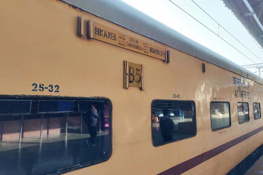 চেতক এক্সপ্রেস— দিল্লির সরাই রোহিল্লা স্টেশন থেকে রাজস্থানের উদয়পুরের মধ্যে চলাচল করা এই ট্রেনের নামের নেপথ্যে কোনও স্থান বা মানুষ নয়, রয়েছে একটি ঘোড়া। চেতক বা চৈতক রাজপুত বীর রানাপ্রতাপ সিংহের ঘোড়া। ১৫৭৬ সালের হলদিঘাটের যুদ্ধে চেতক গুরুতর আহত হয়। সেই অবস্থাতেই সে তার প্রভু রানাপ্রতাপকে রণক্ষেত্র থেকে নিরাপদ স্থানে নিয়ে যায়। তার পরেই মৃত্যুর কোলে ঢলে পড়ে সেই বীর ঘোড়া। তার নামেই নামকরণ হয়েছে রাজস্থানগামী এই ট্রেনের।