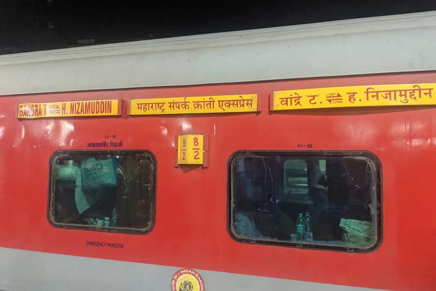 সম্পর্ক ক্রান্তি এক্সপ্রেস— রাজধানীর সঙ্গে দেশের বিভিন্ন প্রান্তকে যুক্ত করতে ২০০৪-’০৫ সালের বাজেটে তৎকালীন রেলমন্ত্রী নীতীশ কুমার এই সুপারফাস্ট ট্রেনগুলি চালু করার কথা বলেন। দু’টি সংস্কৃত শব্দ— ‘সম্পর্ক’ এবং ‘ক্রান্তি’-কে যুক্ত করে এই ট্রেনগুলির নামকরণ হয়েছে। রাজধানীর সঙ্গে দেশের বিভিন্ন অংশের সম্পর্কবন্ধনকে বৈপ্লবিক রূপ দান করতেই যেন এই নামকরণ।