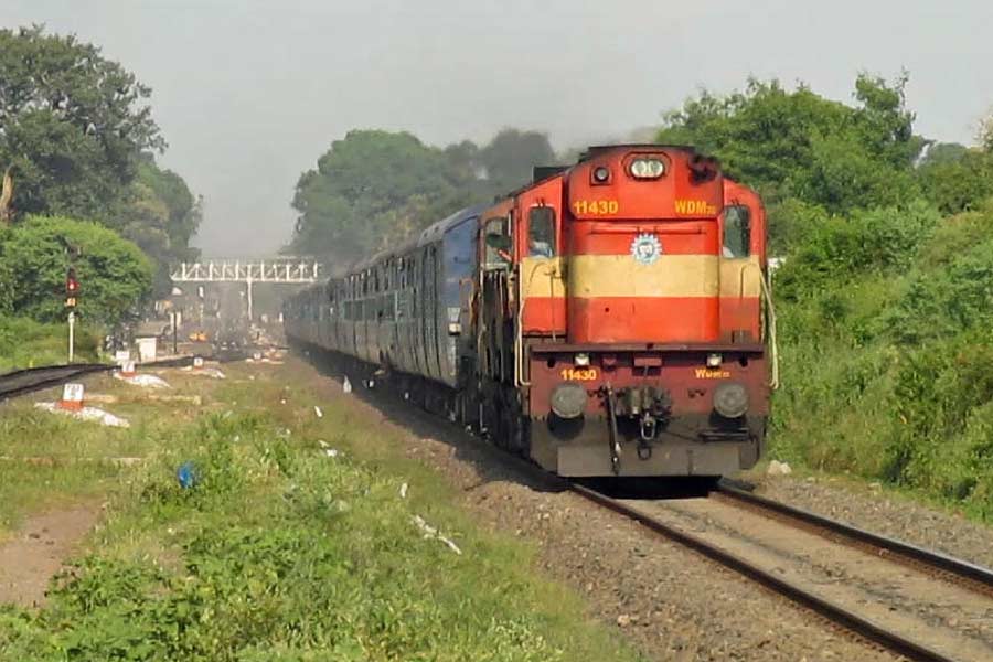 দীক্ষাভূমি এক্সপ্রেস— আগে নাগপুর থেকে গয়া পর্যন্ত চলাচল করত এই ট্রেন। এখন এটি চলাচল করে ধানবাদ থেকে কোলহাপুরের মধ্যে। ভায়া নাগপুর এর যাত্রাপথ।  ১৯৫৬ সালের ১৪ অক্টোবর ভারতীয় সংবিধানের রূপকার বাবাসাহেব অম্বেডকর নাগপুরে কয়েক হাজার অনুগামী-সহ বৌদ্ধ ধর্মে দীক্ষিত হন। সেই দীক্ষার ঘটনাকে স্মরণে রেখেই এই ট্রেনের নামকরণ।