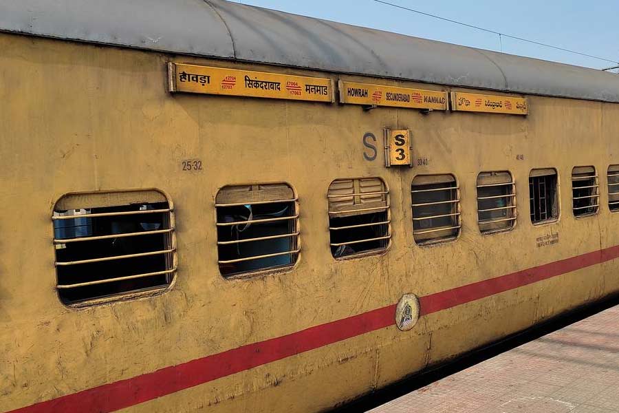 ফলকনুমা এক্সপ্রেস— হাওড়া ও সেকেনদরাবাদের মধ্যে চলাচল করে এই ট্রেন। হায়দরাবাদের বিখ্যাত ফলকনুমা প্রাসাদের নামেই এর নামকরণ। ফলকনুমা প্রাসাদ হায়দরাবাদের চারমিনার থেকে পাঁচ কিলোমিটার দূরে অবস্থিত। ১৮৮৪-১৮৮৯ সালের মধ্যে নবাব ভিকর-উল-উমরা এই প্রাসাদ নির্মাণ করান। ‘ফলকনুমা’ একটি উর্দু শব্দ। এর অর্থ, ‘স্বর্গের নক্ষত্র’।