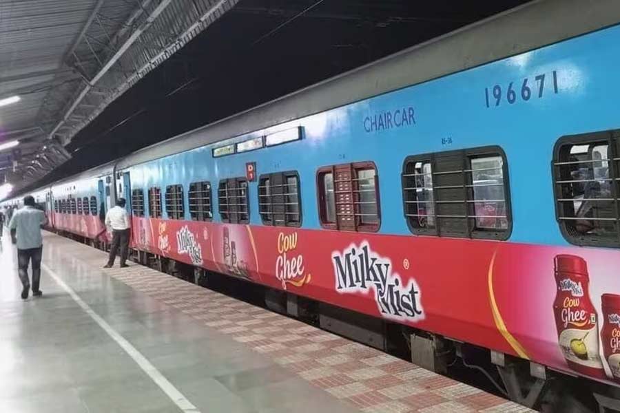 কান্ডারি এক্সপ্রেস— হাওড়া থেকে সৈকত শহর দিঘার মধ্যে যাতায়াত করে এই ট্রেন। কাজী নজরুল ইসলামের বিখ্যাত কবিতা ‘কাণ্ডারী হুঁশিয়ার’ কবিতা থেকেই এই ট্রেনের নামকরণ।