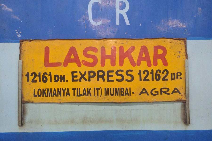 লস্কর এক্সপ্রেস— ‘লস্কর’ শব্দটির অর্থ সেনা। বর্তমানে মুম্বইয়ের লোকমান্য তিলক টার্মিনাস থেকে আগরা ক্যান্টনমেন্টের মধ্যে যাতায়াত করলেও আগে ট্রেনটি গোয়ালিয়র পর্যন্ত যেত। গোয়ালিয়র ছিল মহারাষ্ট্রের শিণ্ডে সামন্তশক্তির অন্যতম প্রধান সামরিক ঘাঁটি। সেই কারণেই ট্রেনটির এমন নামকরণ।