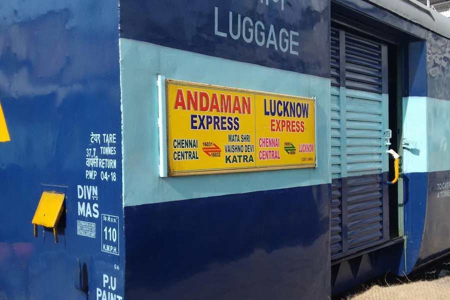 আন্দামান এক্সপ্রেস— দ্বীপভূমি আন্দামান স্থলপথ বা রেলপথে দেশের মূল ভূখণ্ডের সঙ্গে যুক্ত নয়। কিন্তু চেন্নাই সেন্ট্রাল থেকে জম্মু তাওয়াই পর্যন্ত চলাচলকারী এই ট্রেনটির নাম সত্যিই আন্দামান এক্সপ্রেস। এক সময়ে রেল মন্ত্রক সিদ্ধান্ত নিয়েছিল যে, দেশের সব ক’টি অঙ্গরাজ্য এবং কেন্দ্রশাসিত অঞ্চলের নামে কোনও না কোনও ট্রেনের নামকরণ হবে। কিন্তু আন্দামানে রেলপথ বিস্তার প্রায় অসম্ভব। তাই আন্দামান যাত্রার অন্যতম প্রধান কেন্দ্র চেন্নাই ও দেশের অপর প্রান্তবর্তী জম্মু তাওয়াইয়ের সংযোগ সাধনকারী ট্রেনটিকেই বেছে নেওয়া হয়েছে নামকরণের জন্য।