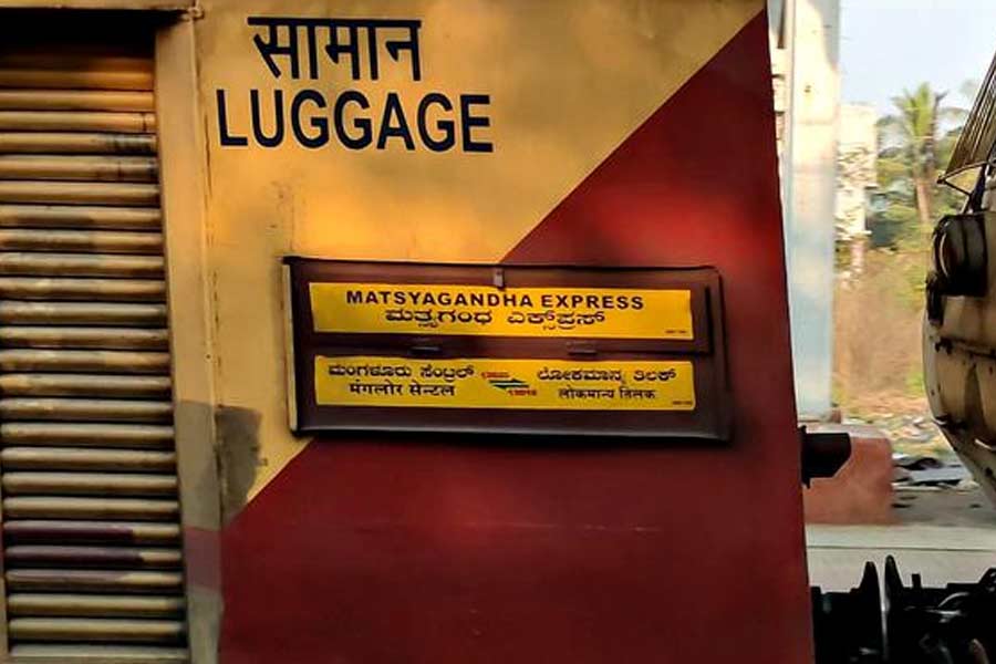 মৎস্যগন্ধা এক্সপ্রেস— মুম্বইয়ের লোকমান্য তিলক টার্মিনাস থেকে কর্নাটকের মেঙ্গালুরু পর্যন্ত যাতায়াত করে এই ট্রেন। পশ্চিম ভারতের আরব সাগরের মৎস্যজীবী অধ্যুষিত উপকূলের মধ্যে বিস্তৃত কোঙ্কন রেলপথ দিয়ে এর গমনাগমন বলে এর এমন নামকরণ। ‘মহাভারত’-এর মৎস্যগন্ধা সত্যবতীর সঙ্গে এই নামকরণের কোনও যোগ নেই বলেই জানা যায়।