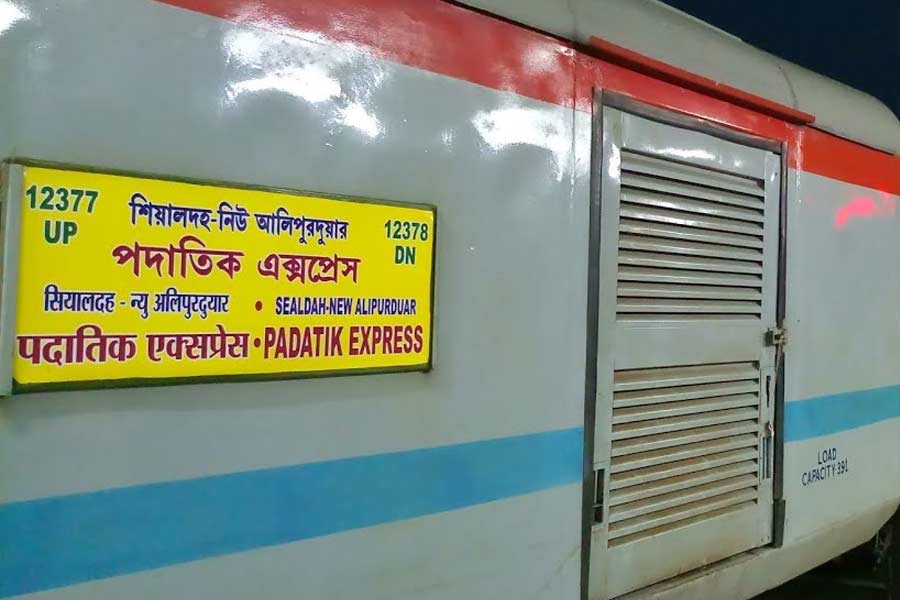  বিভিন্ন সাহিত্যিকের বিখ্যাত সাহিত্যকর্মের নামে বেশ কিছু ট্রেনের নামকরণ হয়েছে। এগুলির মধ্যে অগ্নিবীণা এক্সপ্রেস (কাজী নজরুলের কাব্যগ্রন্থ), হাটে বাজারে এক্সপ্রেস (বনফুলের উপন্যাস), গীতাঞ্জলি এক্সপ্রেস (রবীন্দ্রনাথের কাব্যগ্রন্থ), গোদান এক্সপ্রেস (মুন্সী প্রেমচন্দের উপন্যাস), আরণ্যক এক্সপ্রেস (বিভূতিভূষণ বন্দ্যোপাধ্যায়ের উপন্যাস), রূপসী বাংলা এক্সপ্রেস (জীবনানন্দ দাশের কাব্যগ্রন্থ) এবং পদাতিক এক্সপ্রেস (সুভাষ মুখোপাধ্যায়ের কাব্যগ্রন্থ) উল্লেখযোগ্য।