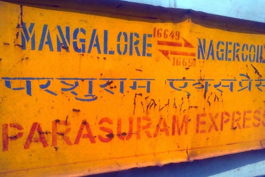  পরশুরাম এক্সপ্রেস— কখনও কখনও আবার পৌরাণিক চরিত্রের নামও উঠে এসেছে এ দেশের ট্রেনের নামকরণে। এগুলির মধ্যে উল্লেখযোগ্য এই ট্রেনটি। পরশুরাম বিষ্ণুর দশাবতারের অন্যতম। কুঠারধারী এই বীর ব্রাহ্মণের উল্লেখ পাওয়া যায় ‘রামায়ণ’ ও ‘মহাভারত’-এও। পুরাণ অনুসারে পরশুরাম তাঁর অস্ত্র কুঠার প্রয়োগ করে কোঙ্কন ও মালাবার অঞ্চলের বিস্তীর্ণ ভূভাগকে সমুদ্রের গ্রাস থেকে রক্ষা করেন, এই অঞ্চলটি ‘পরশুরাম ক্ষেত্র’ নামেও পরিচিত। কেরলের তিরুঅনন্তপুরম থেকে মেঙ্গালুরু পর্যন্ত চলাচলকারী এই ট্রেন সেই সুপ্রচীন ভূখণ্ডকে অতিক্রম করে বলেই তার নামকরণে প্রবেশ করে পুরাণপুরুষের অনুষঙ্গ।