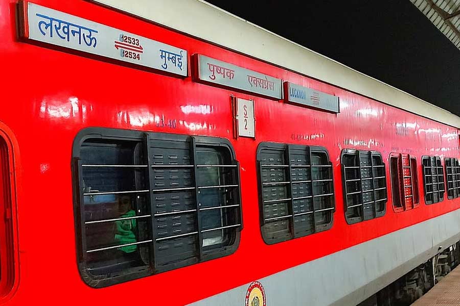 পুষ্পক এক্সপ্রেস— লখনউ জংশন থেকে মুম্বই সিএসটি পর্যন্ত যাতায়াতকারী এই ট্রেনটির নাম রাখা হয়েছে ভারতীয় পুরাণে উল্লিখিত পুষ্পক রথের নামনুসারে। লঙ্কেশ্বর রাবণ নাকি এই দ্রুতগতিসম্পন্ন উড়ন্ত রথটি ব্যবহার করতেন। রাবণের মৃত্যুর পর রাম রথটিকে তার আসল মালিক কুবেরকে ফিরিয়ে দেন। দ্রুতগামিতার কারণেই পৌরাণিক বিমানের নামে এই ট্রেনের নামকরণ।