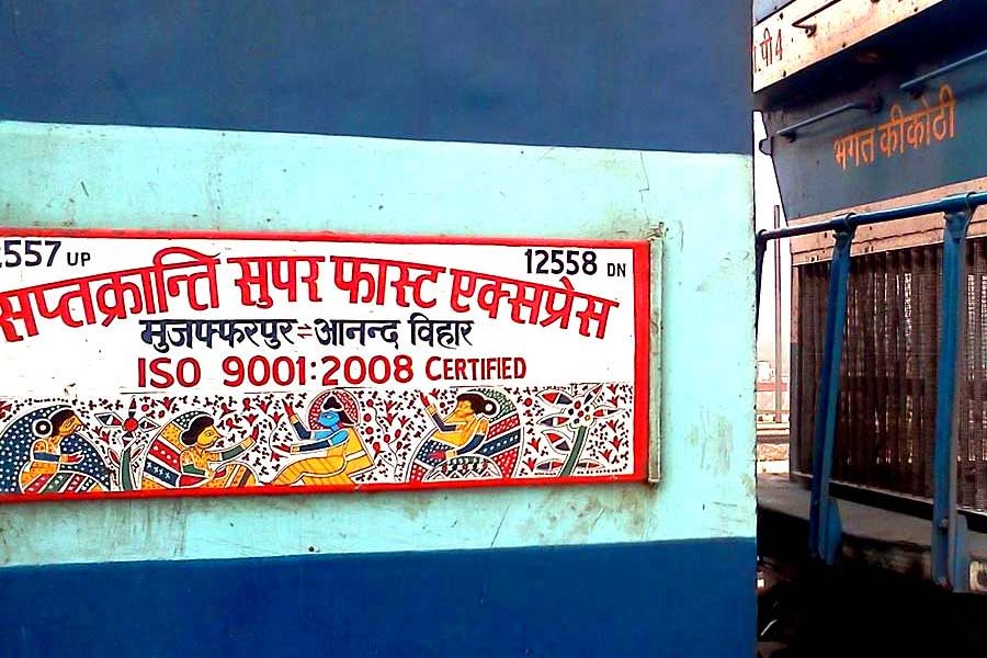 সপ্ত ক্রান্তি এক্সপ্রেস— বিহারের মুজ়ফফরপুর ও নয়াদিল্লির আনন্দ বিহার টার্মিনাসের মধ্যে চলাচলকারী এই ট্রেনটির নামের বঙ্গার্থ হল, ‘সাতটি বিপ্লব’। স্বাধীনতা সংগ্রামী রামমনোহর লোহিয়া বিংশ শতককে সাতটি বিপ্লবের সংঘটনের কাল হিসেবে বর্ণনা করেছিলেন। তাঁর মতে এই ‘বিপ্লব’গুলি হল— ধনী-দরিদ্রের বৈষম্য কমিয়ে আনা, জাতীয় স্তরে শ্রমমূল্যের মধ্যে সমতা বিধান, তথাকথিত নিম্নবর্ণের মানূষের উপর উচ্চবর্ণের অত্যচারের নিরসন, পুরুষ এবং নারীর অধিকারের সমতা বিধান, বর্ণবৈষম্যের অবসান, পারমাণবিক অস্ত্রের বিরুদ্ধে সম্মিলিত প্রতিবাদ এবং মানুষের ব্যক্তিগত জীবনে রাজনৈতিক দল এবং সরকারের হস্তক্ষেপের অবসান। লোহিয়ার এই বিপ্লবের তত্ত্বকে স্মরণীয় করে রাখতেই এই ট্রেনের নামকরণ।