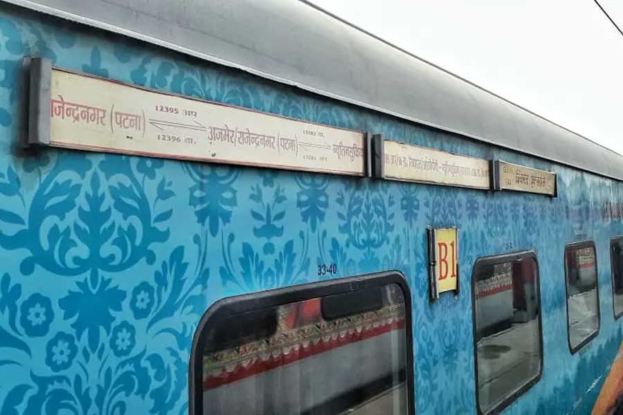 জ়িয়ারত এক্সপ্রেস— পটনার রাজেন্দ্রনগর টার্মিনাস থেকে রাজস্থানের অজমেঢ় পর্যন্ত যায় এই ট্রেন। আরবি ভাষায় ‘জ়িয়ারত’ শব্দের অর্থ হল পয়গম্বর হজরত মহম্মদের স্মৃতিযুক্ত কোনও স্থানে তীর্থযাত্রা। ভারতে ইসলাম ধর্মাবলম্বীদের অন্যতম প্রধান তীর্থ ক্ষেত্র অজমেঢ় শরিফের অনুষঙ্গেই এই ট্রেনের নামকরণ হয় মমতা বন্দ্যোপাধ্যায় রেলমন্ত্রী থাকাকালীন।