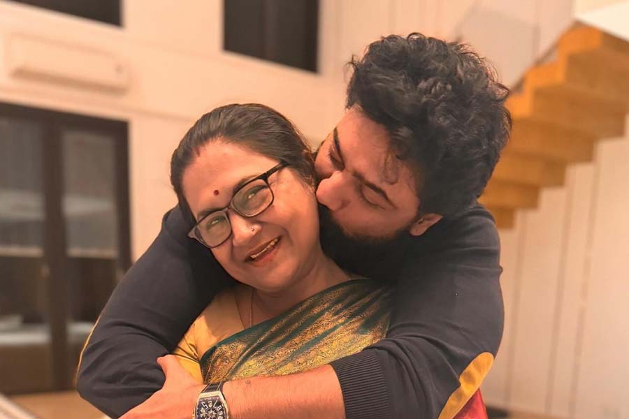 Bengali actor Dev celebrated his mother’s birthday