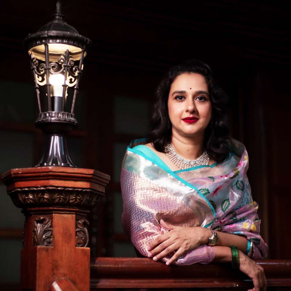 আয়তনে ব্রিটেনের রাজপরিবারের সরকারি বাসভবন ‘বাকিংহাম প্যালেসের’ প্রায় চার গুণ। শিল্পপতি মুকেশ অম্বানীর বাসভবন ‘আন্টিলিয়া’র চেয়েও বড়। বিশ্বের সবচেয়ে বড় বাসভবন হিসাবেই পরিচিত ‘লক্ষ্মী বিলাস প্যালেস’। কোথায় রয়েছে এই ভবন? এই বাসভবনের মালকিনের পরিচয় কী?