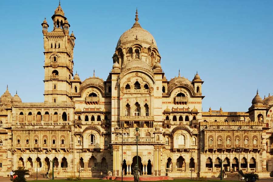 বরোদার গায়কোয়াড়ের মালিকানাধীন লক্ষ্মী বিলাস প্যালেস বিশ্বের বৃহত্তম ব্যক্তিগত ভবন। তিন কোটি বর্গফুটেরও বেশি এলাকা জুড়ে তৈরি হয়েছে এই প্রাসাদ।