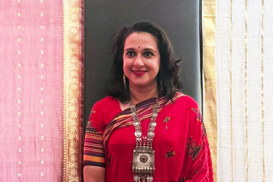 ১৯৭৮ সালে ১৯ জুলাই গুজরাতের ওয়াঙ্কানের জেলায় জন্ম রাধিকারাজের। তাঁর বাবা রঞ্জিত সিংহ ঝালা পেশায় এক জন আইএএস আধিকারিক ছিলেন। পাশাপাশি রাজপরিবারের সদস্যও ছিলেন তিনি।