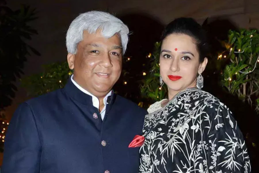 ২০০২ সালে রাধিকারাজের সঙ্গে সাত পাকে বাঁধা পড়েন সমরজিৎ। দম্পতির দুই কন্যা রয়েছে। তাঁরা চার জনই লক্ষ্মী বিলাস প্রাসাদে বসবাস করেন।