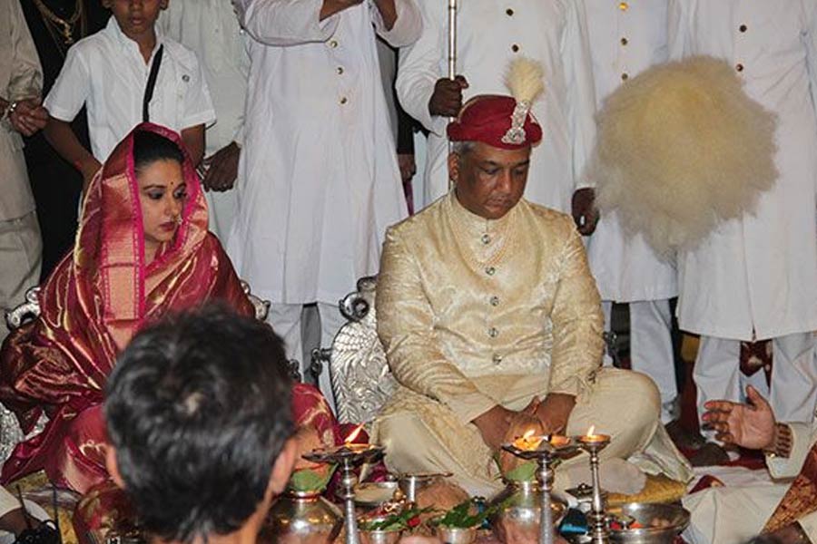 বরোদার প্রাক্তন রাজা রঞ্জিত সিংহ প্রতাপ সিংহ গায়কোয়াড় এবং রানি শুভাঙ্গিনীরাজের একমাত্র পুত্র সমরজিৎ। ১৯৬৭ সালের ২৫ এপ্রিলে তাঁর জন্ম।