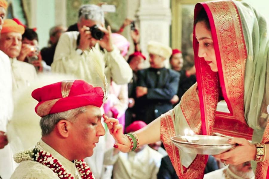 তবে সমরজিৎ রাজা হওয়ার আগে থেকেই তাঁর বাবা এবং কাকার মধ্যে লক্ষ্মী বিলাস প্যালেসের মালিকানা এবং সম্পত্তির ভাগাভাগি নিয়ে বিবাদ চলছিল। রঞ্জিত সিংহের মৃত্যুর পর সেই আইনি বিবাদ শুরু হয় কাকা-ভাইপোর মধ্যে। ২০১৩ সালে দীর্ঘ দিন ধরে চলতে থাকা মামলায় জিতে পাকাপাকি ভাবে লক্ষ্মী বিলাস প্যালেসের একমাত্র মালিক হন সমরজিৎ।