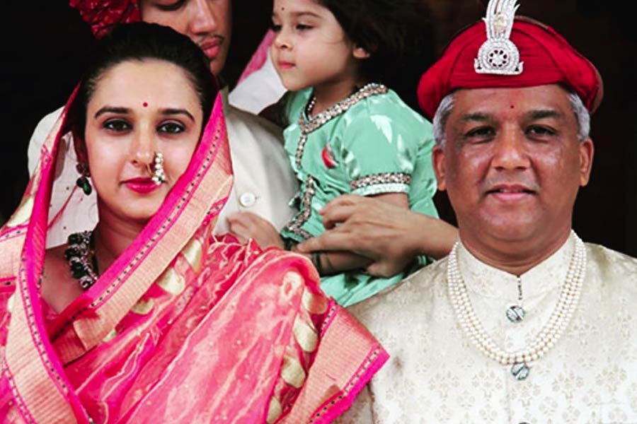 ছোটবেলা থেকেই ক্রিকেটের প্রতি আগ্রহ ছিল সমরজিতের। পড়াশোনার পাশাপাশি তাই ক্রিকেটেরও প্রশিক্ষণ নিতে শুরু করেন তিনি। দেহরাদূনের দূন স্কুল থেকে পড়াশোনা শেষ করে ক্রিকেট নিয়েই নিজের কেরিয়ার গড়তে ব্যস্ত হয়ে পড়েন সমরজিৎ।