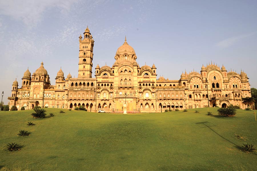 লক্ষ্মী বিলাস প্যালেসের মধ্যে গল্‌ফ কোর্ট থেকে শুরু করে রয়েছে বিশাল বাগান। ১৭০টিরও বেশি ঘর রয়েছে এই প্রাসাদের অন্দরমহলে। ১৪।