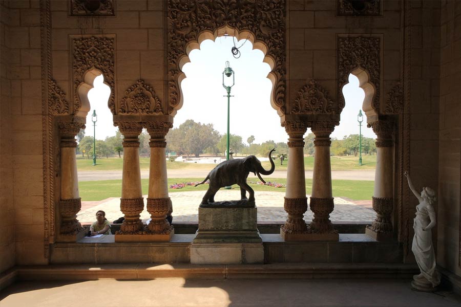 সংবাদ সংস্থা সূত্রে খবর, বাকিংহাম প্যালেসের আয়তন ৮ লক্ষ ২৮ হাজার ৮২১ বর্গফুট। বাকিংহাম প্যালেসের চেয়ে আয়তনে চার গুণ বড় লক্ষ্মী বিলাস প্যালেসের আয়তন ৩ কোটি ৪ লক্ষ ৯২ হাজার বর্গফুট।
