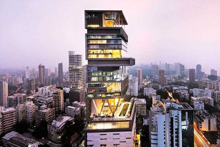 মুকেশ অম্বানীর বাসভবন আন্টিলিয়া ভারতের বিলাসবহুল বাসভবনের মধ্যে অন্যতম। আয়তনে আন্টিলিয়া এই প্রাসাদের কাছে শিশু! 