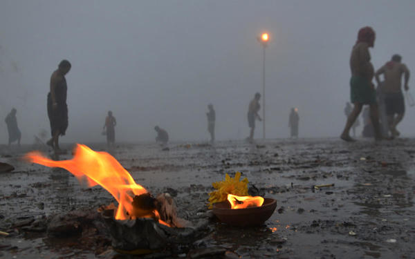 সোমবার ভোর ৩টে থেকে শুরু হয়েছে স্নান। পুণ্যলগ্ন চলবে রাত ১২টা পর্যন্ত। স্নান শুরু হতেই গঙ্গাসাগরে মানুষের ঢল। 