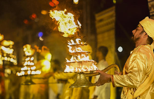 এ বার বারাণসীর ধাঁচে তিন দিন সাগর আরতির আয়োজন করেছে জেলা প্রশাসন। রবিবার পর্যন্ত মেলায় অন্তত ৬৫ লক্ষ পুণ্যার্থী এসেছেন বলে জানিয়েছিলেন রাজ্যের মন্ত্রী অরূপ বিশ্বাস। 