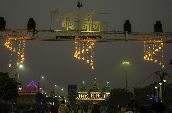 জেলা প্রশাসনের তরফে জানানো হয়েছে, সাগর মেলায় আসার পথে দু’জন যাত্রীর মৃত্যু হয়েছে। তাঁরা হলেন উত্তরপ্রদেশের বাসিন্দা প্রহ্লাদ সিংহ (৬৯) এবং রাজস্থানের বাসিন্দা মোহন লাল প্রজাপতি (৫৭)।