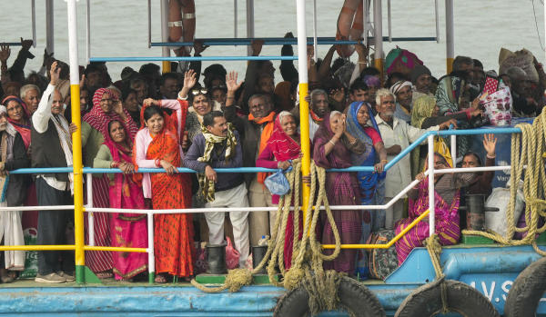 কিন্তু কুয়াশার কারণে মধ্যরাত থেকে পাঁচ-ছ’ঘণ্টা মুড়িগঙ্গা নদীতে বন্ধ ছিল ভেসেল চলাচল। লঞ্চ পরিষেবাও বন্ধ ছিল নামখানা পয়েন্টে। 