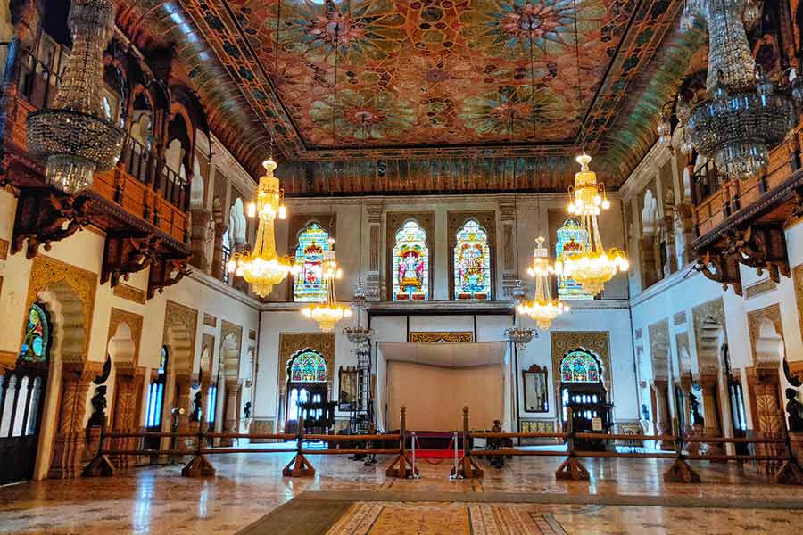 গুজরাত এবং উত্তরপ্রদেশের বারাণসীতে মোট ১৭টি মন্দির পরিচালনার দায়িত্বে রয়েছেন সমরজিৎ। বিভিন্ন সংবাদমাধ্যমের প্রতিবেদন অনুযায়ী, সমরজিৎ প্রায় ২০ হাজার কোটি টাকার মালিক। ২০১৪ সালে বিজেপিতে যোগ দিয়েছিলেন সমরজিৎ। তবে ২০১৭ সাল থেকে তিনি রাজনীতিতে তেমন সক্রিয় নন।