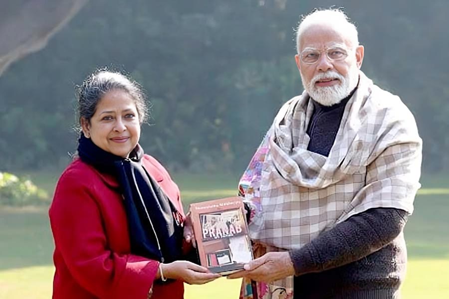 Pranab Mukherjee\\\\\\\\\\\\\\\'s Daughter Sharmistha Mukherjee Presents A Copy Of Her Book To PM Narendra Modi