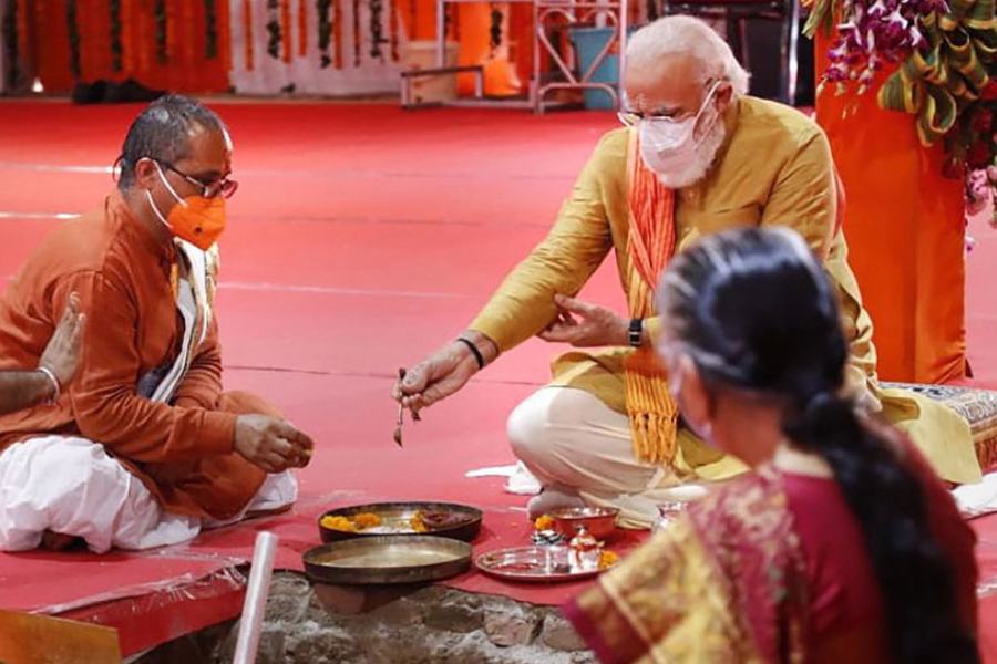 সে বছর অগস্টে রামমন্দিরে ভূমিপুজো করতে এসে এই মন্দিরের সামনেই প্রধানমন্ত্রী নরেন্দ্র মোদী সাষ্টাঙ্গে প্রণাম করেছিলেন। 