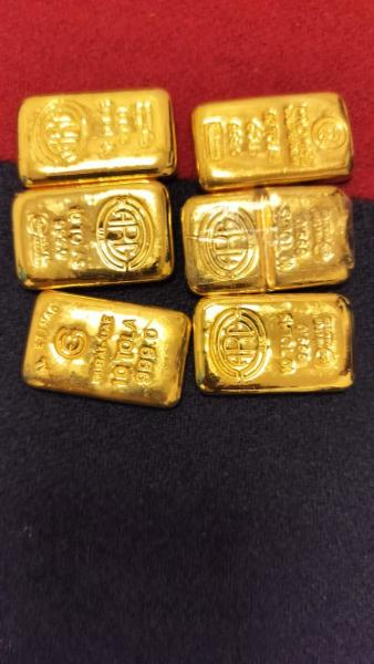 কয়েক দিন আগে নদিয়ার কৃষ্ণগঞ্জে বাংলাদেশ সীমান্তের কাছে গৃহস্থের বাড়ির উঠোন খুঁড়ে মিলেছিল ১৫ কেজি মতো অবৈধ সোনা। মুর্শিদাবাদের জলঙ্গি সীমান্তেও একই ঘটনা ঘটেছে সম্প্রতি। 