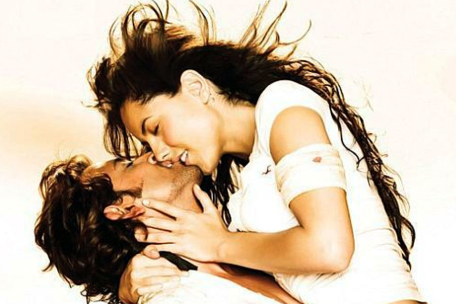 হিন্দি ফিল্মজগতে পা রেখেছিলেন রাকেশ রোশনের পুত্রের হাত ধরে। কেরিয়ারের প্রথম হিন্দি ছবি হৃতিক রোশনের সঙ্গে। কিন্তু বক্স অফিসে চূড়ান্ত ব্যর্থ হয় সে ছবি। ছবি ফ্লপ হলেও সহ-অভিনেতার সংসারে চিড় ধরার নেপথ্যে নাকি ছিলেন মেক্সিকান অভিনেত্রী বারবারা মোরি। বলিপাড়া থেকে সরে গিয়ে এখন কী করছেন তিনি?