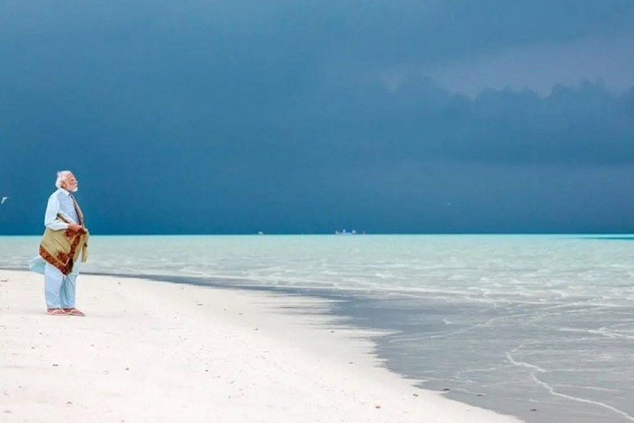 সম্প্রতি লক্ষদ্বীপ সফরে গিয়েছিলেন দেশের প্রধানমন্ত্রী নরেন্দ্র মোদী। লক্ষদ্বীপের সমুদ্রে প্রধানমন্ত্রী মোদীর স্নর্কেলিং (এক ধরনের জলক্রীড়া) করা, সাদা বালির উপর ভ্রমণ বা বিশাল নীল সৈকতে বিশ্রাম নেওয়ার ছবি প্রকাশ্যে আসার দিনই ৫০ হাজার মানুষ লক্ষদ্বীপ নিয়ে গুগ্‌লে অনুসন্ধান চালিয়েছেন। ফলে মনে করা হচ্ছে, চলতি বছর থেকে ভিড় বাড়বে লক্ষদ্বীপের সমুদ্রসৈকতে।