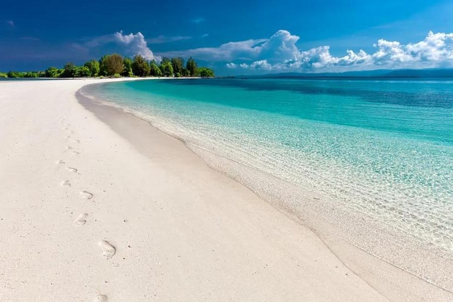 কিন্তু দেশবাসীর মনে লক্ষদ্বীপ যাওয়ার বাসনা তৈরি হলেও সেখানে যেতে কত খরচা হতে পারে, তা নিয়ে অনেকেরই সংশয় রয়েছে। এক নজরে দেখে নেওয়া যাক লক্ষদ্বীপ যেতে কত গাঁটের কড়ি খরচা হতে পারে। 