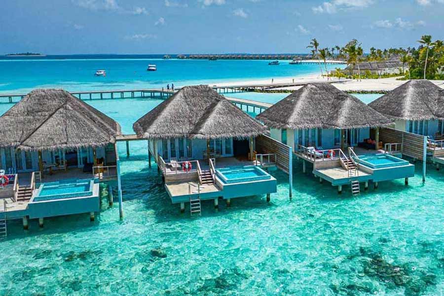 লক্ষদ্বীপে যে ছোট-বড় রিসর্টগুলি আছে, সেখানে থাকার জন্যও অগ্রিম বুকিং থাকা অত্যাবশ্যক। কেমন কামরায় থাকছেন, তার উপর নির্ভর করে রিসর্টগুলিতে থাকতে প্রতিদিন খরচা হবে দুই থেকে সাত হাজার টাকা। তবে এর থেকে দামি ভিলা বা রিসর্ট লক্ষদ্বীপে রয়েছে। যার খরচ আরও বেশি।