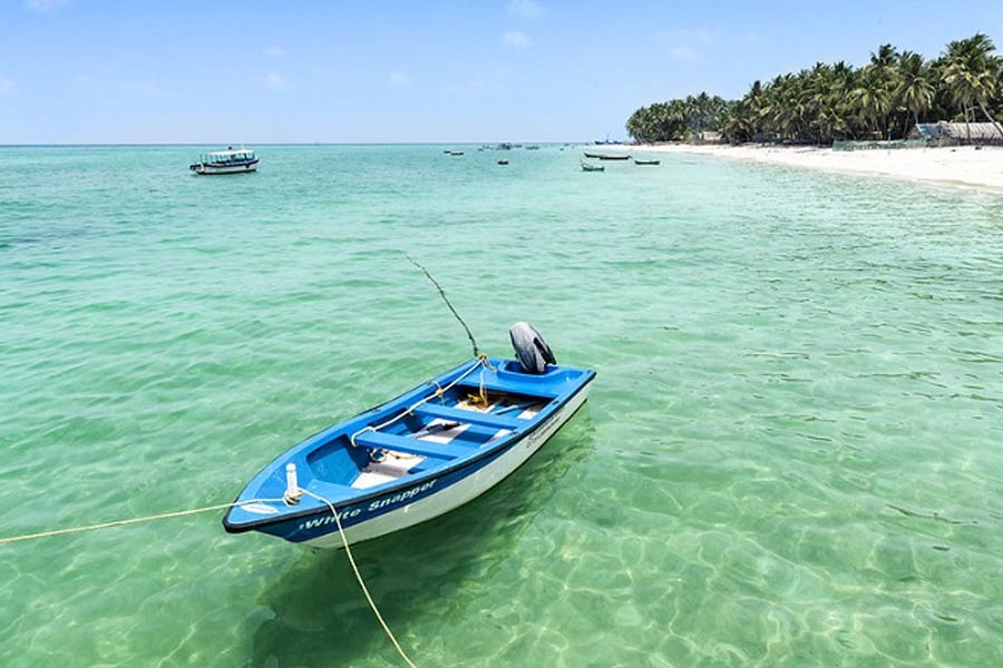 লক্ষদ্বীপে এক দিনের খাওয়ার খরচ মাথা পিছু মোটামুটি ৩০০-৪০০ টাকা। তবে কী রকম খাবার খাচ্ছেন, তার উপর নির্ভর করে টাকার অঙ্কও বদলাবে।