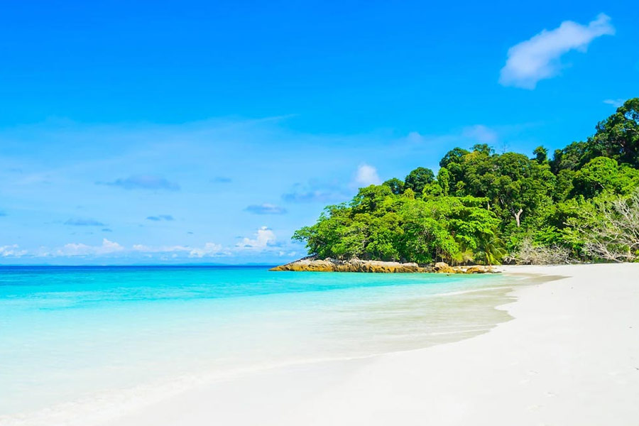 এ ছাড়া কেনাকাটা তো রয়েইছে। সুতরাং, লক্ষদ্বীপে এক দম্পতির সারাদিনের গড় খরচ হবে মোটামুটি সাত-সাড়ে সাত হাজার টাকা। যা মালদ্বীপের তুলনায় বেশ কম। 