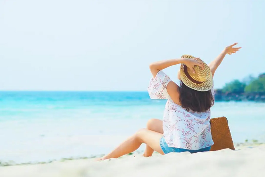 লক্ষদ্বীপের পর্যটন বিভাগের সরকারি ওয়েবসাইট অনুযায়ী, কেন্দ্রশাসিত দ্বীপপুঞ্জে যাওয়ার আগে কর্তৃপক্ষের অনুমতি নিতে হয়। তবেই সেখানে যাওয়ার অনুমতি মেলে। লক্ষদ্বীপের দ্বীপগুলিতে ছড়িয়ে-ছিটিয়ে বহু আদিবাসী উপজাতিদের বাস। তাদের সুরক্ষা, নিরাপত্তা এবং গোপনীয়তার কথা মাথায় রেখেই সব দ্বীপে পর্যটকদের যাওয়ার অনুমতি দেওয়া হয় না।