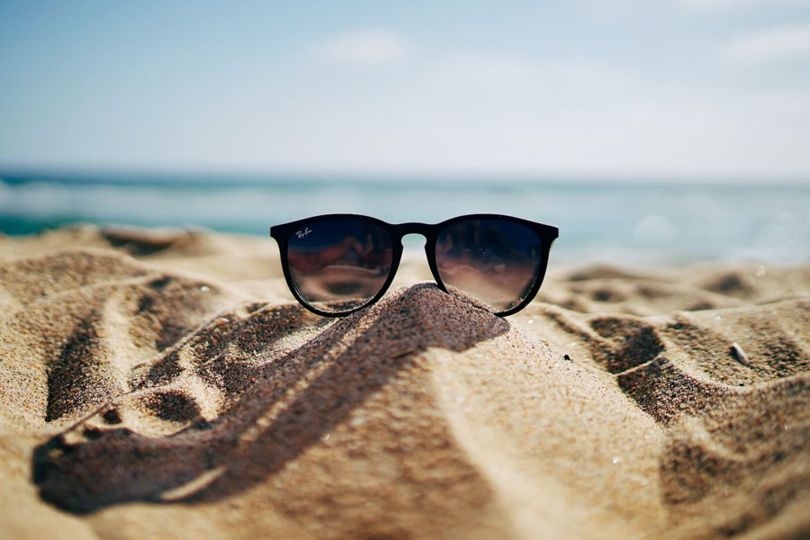 লক্ষদ্বীপে প্রবেশের অনুমতি পাঠানো হয় ইমেল মারফত। কোন পর্যটক ক’দিন দ্বীপপুঞ্জে কাটাবেন এবং তিনি কোন দেশের বাসিন্দা, তার উপর নির্ভর করে নির্দিষ্ট প্রবেশমূল্যও নেওয়া হয়। প্রবেশের অনুমতি পাওয়ার পরেই হোটেল এবং বিমানের টিকিট বুক করতে পারেন পর্যটকেরা। লক্ষদ্বীপে সাধারণত ৩০ দিনের বেশি থাকার অনুমতি দেওয়া হয় না।