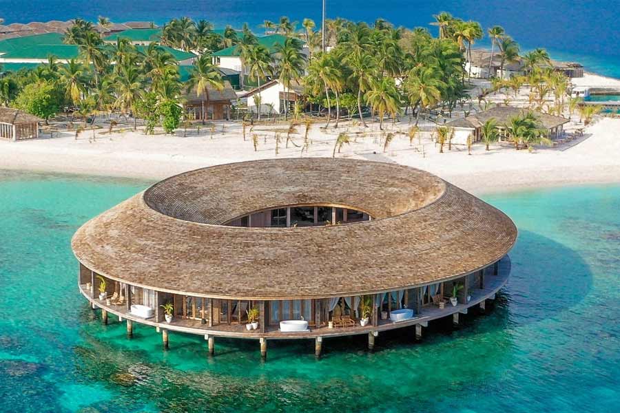 মলদ্বীপে সাধারণ মানের কোনও রিসর্ট বা গেস্ট হাউসে এক দিন থাকার খরচ ৭ থেকে ১০ হাজার টাকা। 