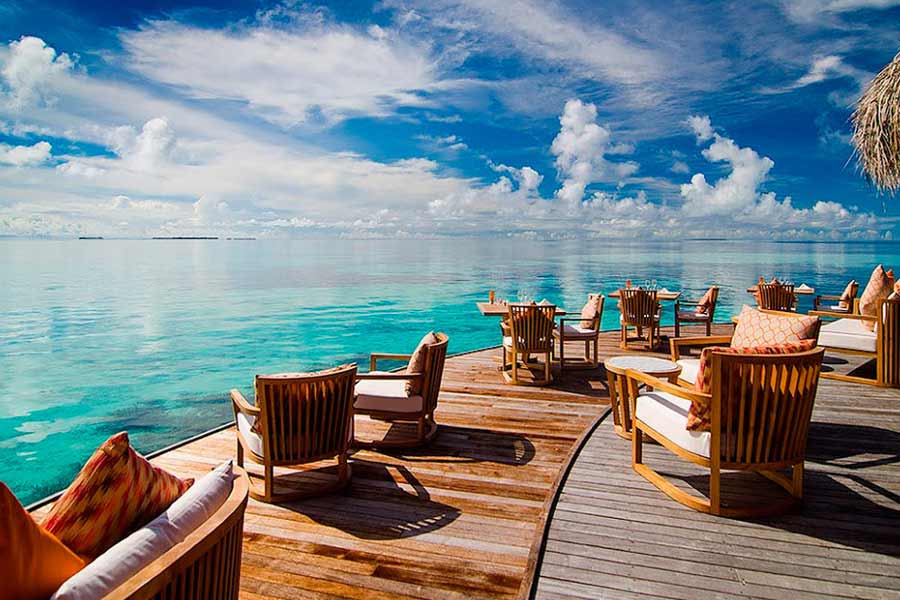 মলদ্বীপে মাথাপিছু সারা দিনের খাওয়া বাবদ খরচ হতে পারে হাজার থেকে দু’হাজার টাকা। সারা দিনে ঘোরাঘুরি এবং কেনাকাটা করতে খরচ আরও পাঁচ থেকে দশ হাজার টাকা।